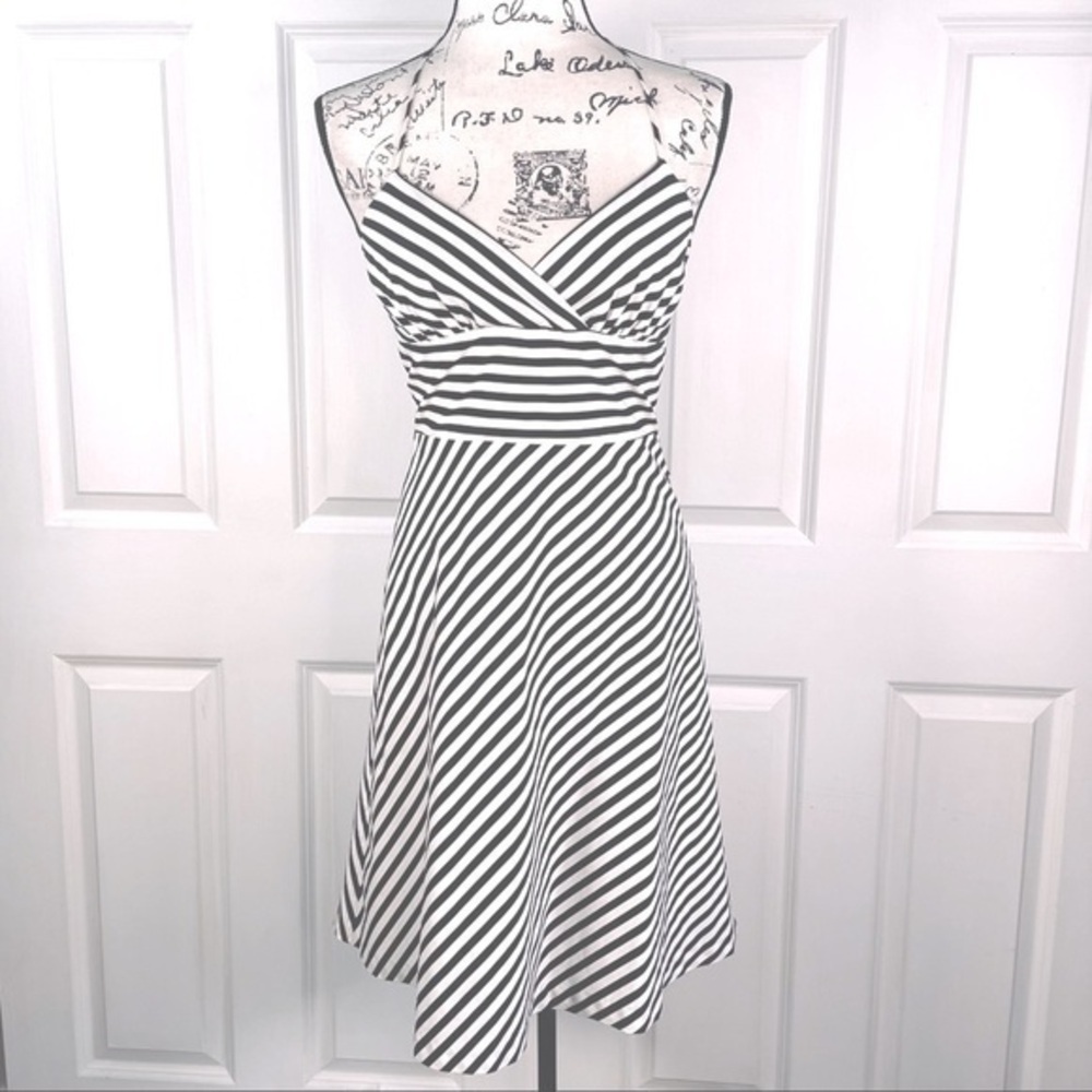 White House Black Market Striped Dress – Effortless Elegance & Chic Style - Picture 4 of 11